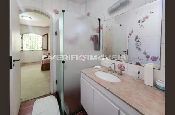 CASA com 4 dormitórios e 4 garagens