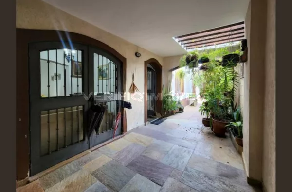 CASA com 4 dormitórios e 4 garagens