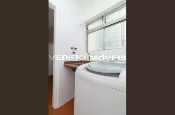 APARTAMENTO no 5º andar mobiliado com 2 dormitórios e 1 garagem