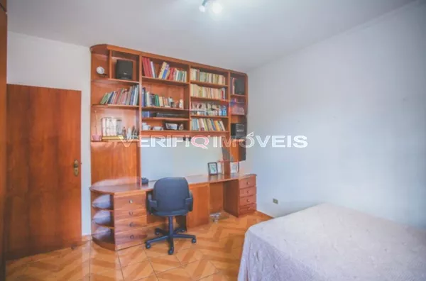 CASA com 3 dormitórios e 6 garagens