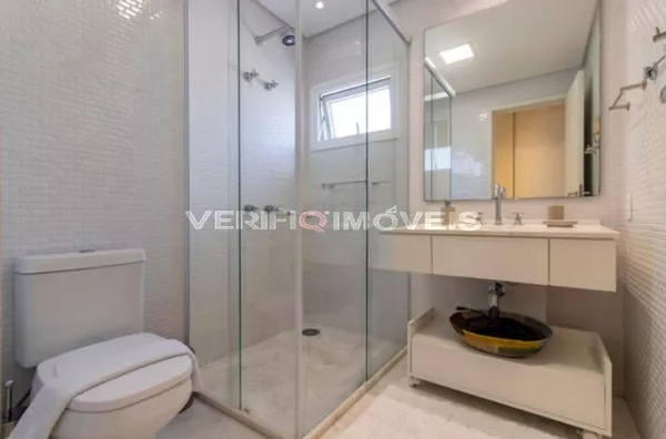 APARTAMENTO no 6º andar mobiliado com 1 dormitório e 2 garagens