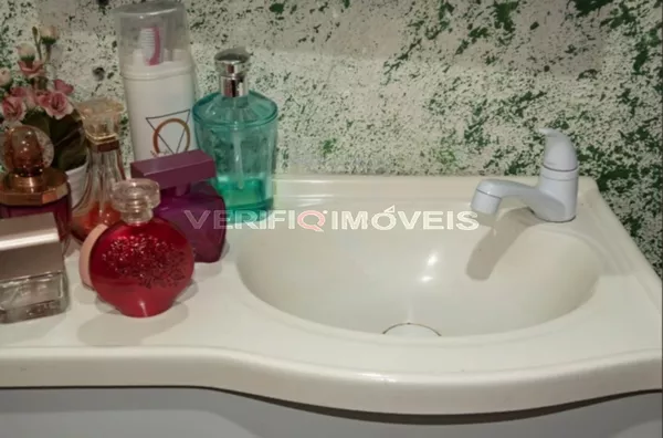 CASA EM CONDOMÍNIO com 3 dormitórios e 2 garagens