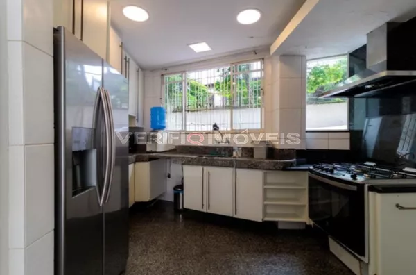 CASA com 4 dormitórios e 3 garagens