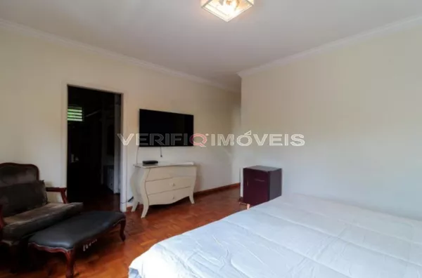 CASA com 4 dormitórios e 3 garagens