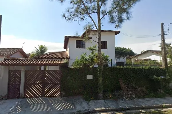 Casa no litoral de São Paulo, com outras 3 kitnets no quintal para locação. à venda, 361 m² por R$ 1.450.000 - Balneário Califórnia - Caraguatatuba/SP - Foto 1