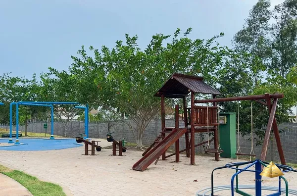 Sobrado à Venda Recém Contruído, com 3 QUARTO(s) sendo 1 SUÍTE, com COZINHA GOURMET e vista para PISCINA, no Condomínio BRISAS, ao lado do Brasil Beach, Cuiabá.