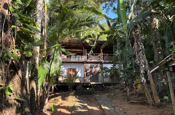 Casa na praia do Estaleiro com vista parcial para o mar