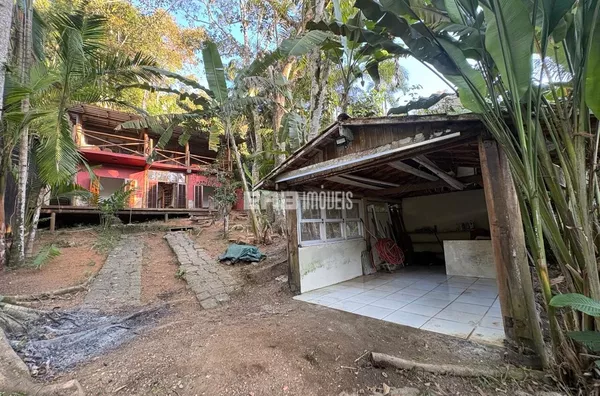 Casa na praia do Estaleiro com vista parcial para o mar