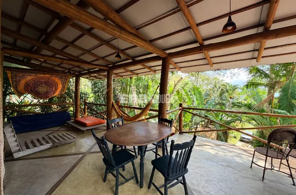 Casa na praia do Estaleiro com vista parcial para o mar