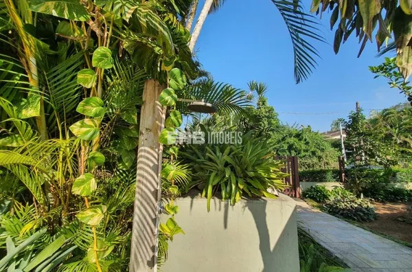Casa com 4 dormitórios e piscina em Itamambuca