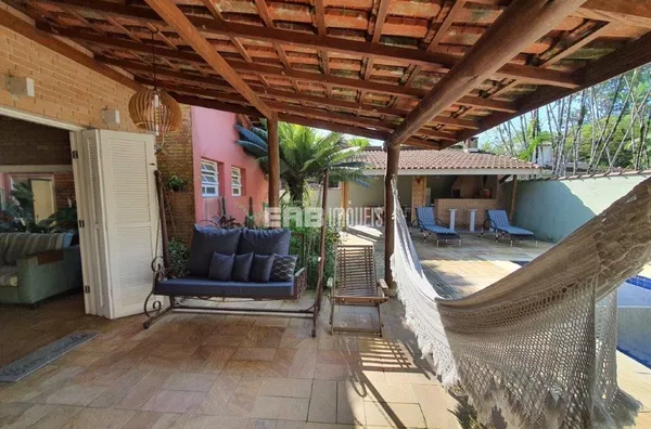 Casa com 4 dormitórios e piscina em Itamambuca