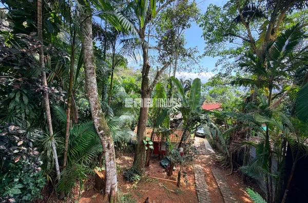 Casa na praia do Estaleiro com vista parcial para o mar
