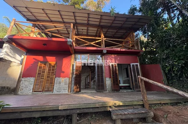 Casa na praia do Estaleiro com vista parcial para o mar