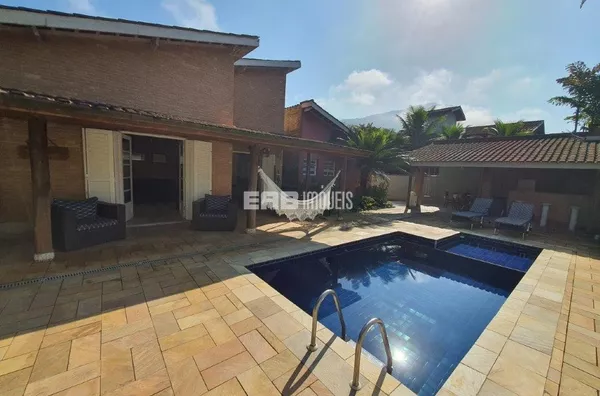 Casa com 4 dormitórios e piscina em Itamambuca