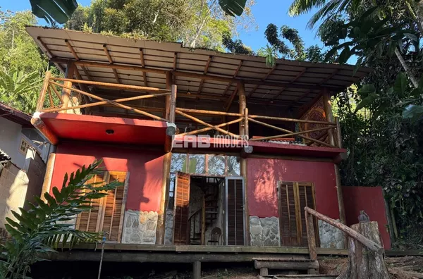 Casa na praia do Estaleiro com vista parcial para o mar