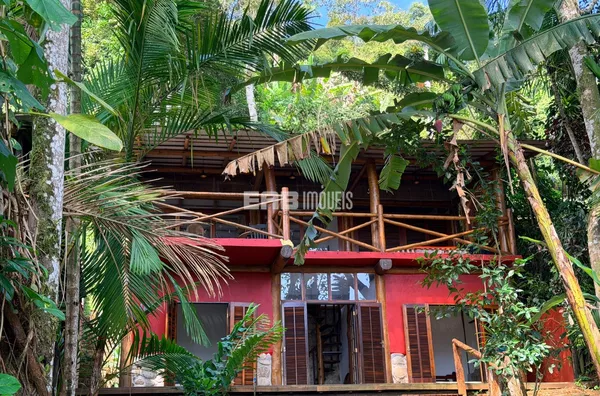 Casa na praia do Estaleiro com vista parcial para o mar