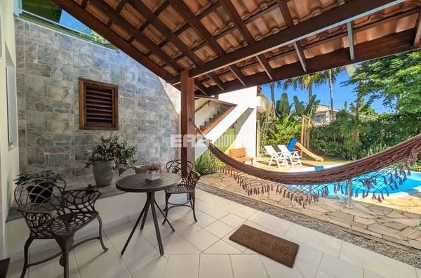 Casa à venda com 4 suítes e a 50m do mar em Itamambuca, Ubatuba