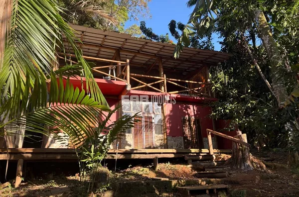 Casa na praia do Estaleiro com vista parcial para o mar