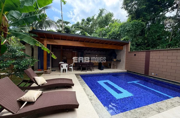 Casa com 3 suítes e piscina em rua par e tranquila de Itamambuca