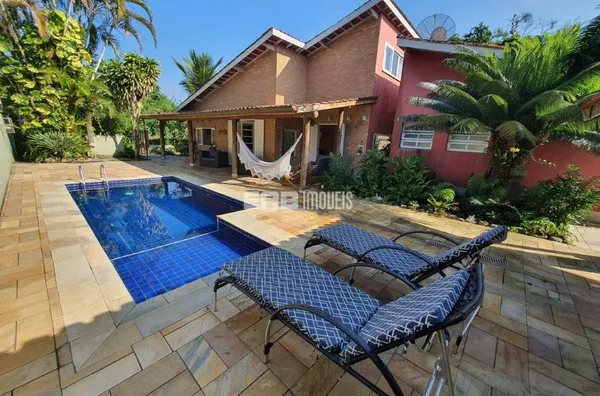 Casa com 4 dormitórios e piscina em Itamambuca
