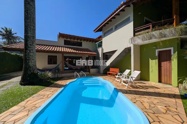 Casa à venda com 4 suítes e a 50m do mar em Itamambuca, Ubatuba