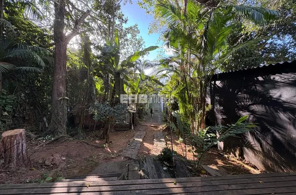 Casa na praia do Estaleiro com vista parcial para o mar