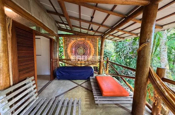 Casa na praia do Estaleiro com vista parcial para o mar