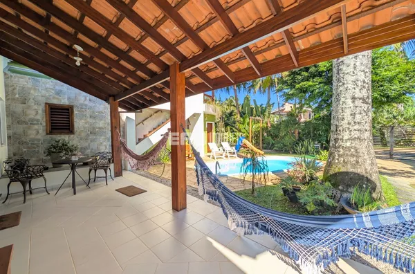 Casa à venda com 4 suítes e a 50m do mar em Itamambuca, Ubatuba