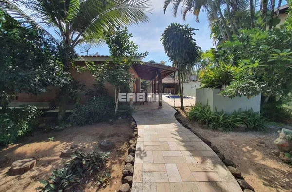 Casa com 4 dormitórios e piscina em Itamambuca