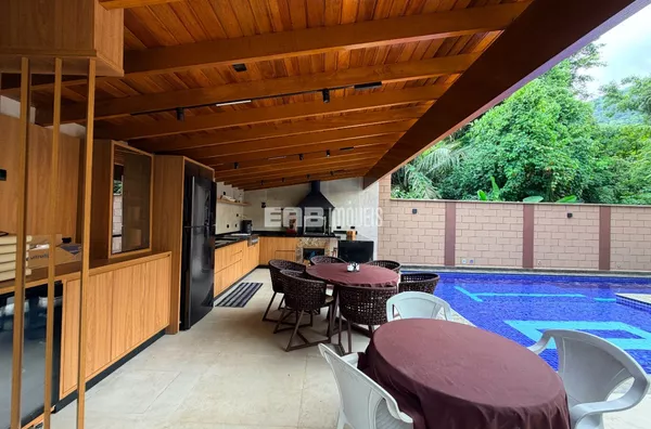 Casa com 3 suítes e piscina em rua par e tranquila de Itamambuca