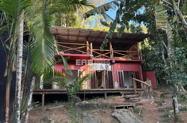Casa na praia do Estaleiro com vista parcial para o mar