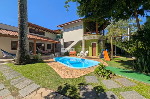 Casa à venda com 4 suítes e a 50m do mar em Itamambuca, Ubatuba