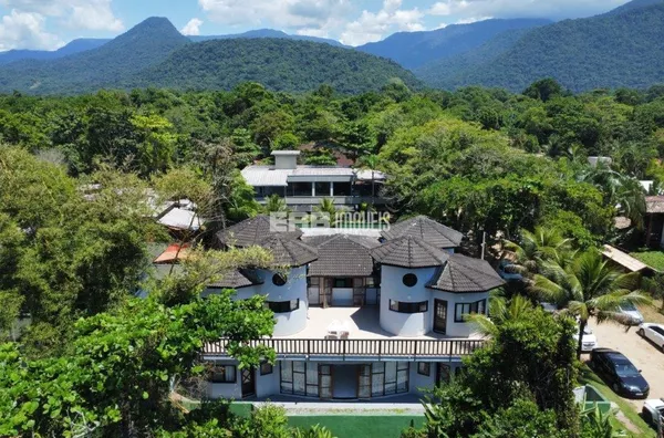 Casa a poucos passos do mar com 5 dormitórios e ar em Itamambuca - Foto 1