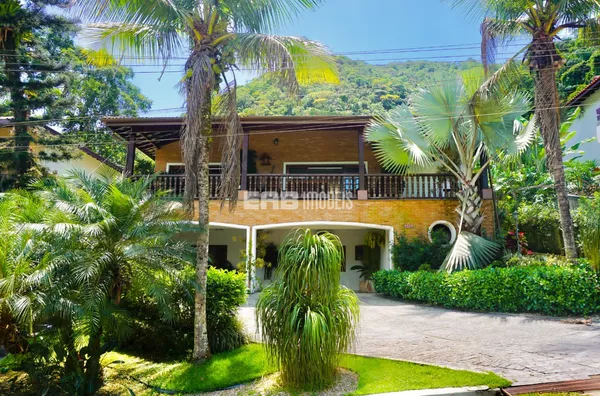 Casa com lago e mirante com vista parcial para a praia - Foto 1