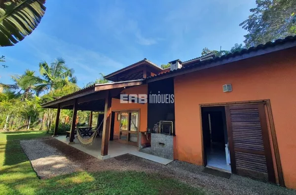 Casa à venda com 3 dormitórios, a apenas 50m da praia - Foto 1