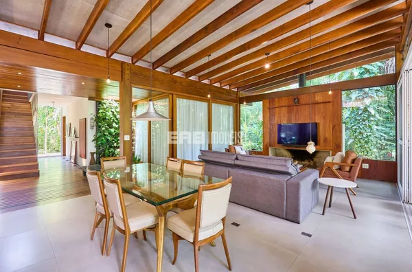 Casa com 4 suítes e muita luz natural na praia de Itamambuca, Ubatuba - Foto 1