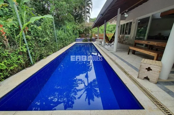 Linda casa com piscina e espaço gourmet à venda em Itamambuca - Foto 1