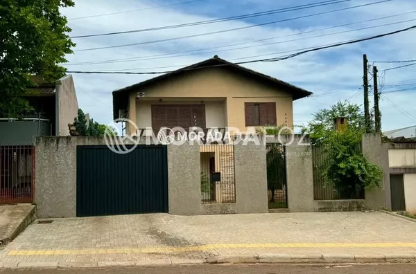 Sobrado com 04 quartos, semimobiliado na Vila Maracanã