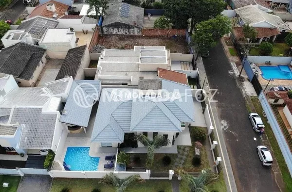 Sobrado com 03 quartos, semimobiliado à venda