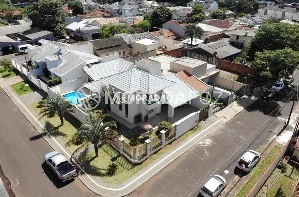 Sobrado com 03 quartos, semimobiliado à venda