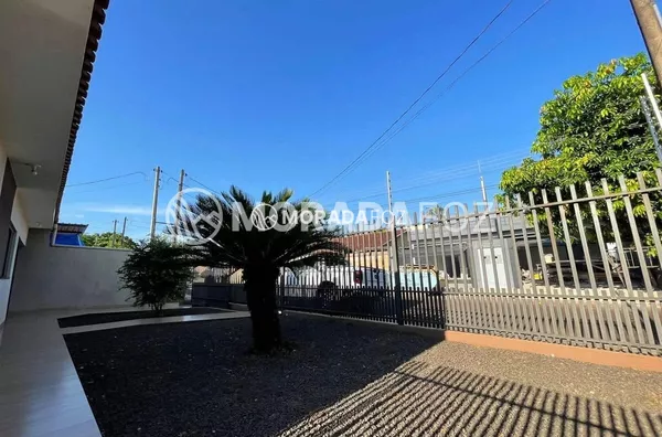 Casa com 03 quartos à venda no Jd. Dona Fátima