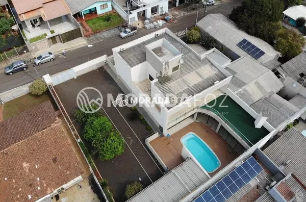 Sobrado com 03 quartos, semimobiliado, à venda no Jd. Laranjeiras
