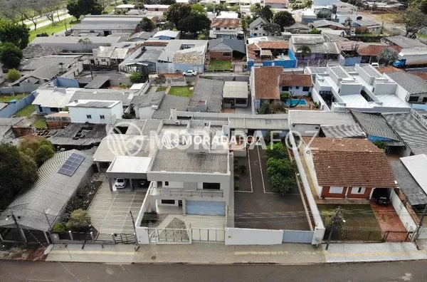 Sobrado com 03 quartos, semimobiliado, à venda no Jd. Laranjeiras