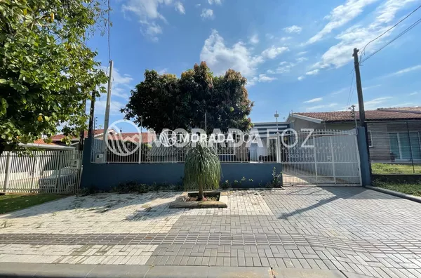 Casa com 03 quartos e piscina no Jd. São Roque à venda