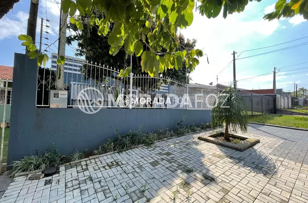 Casa com 03 quartos e piscina no Jd. São Roque à venda