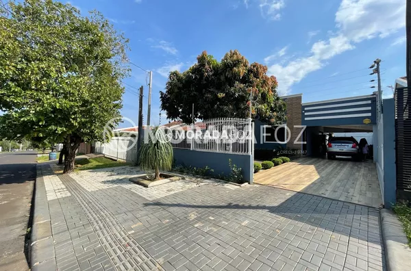 Casa com 03 quartos e piscina no Jd. São Roque à venda