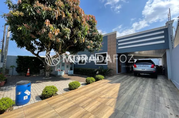 Casa com 03 quartos e piscina no Jd. São Roque à venda