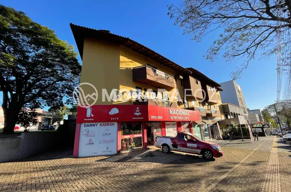 Prédio Comercial com 05 salas, 04 apartamentos para venda na Av. República Argentina