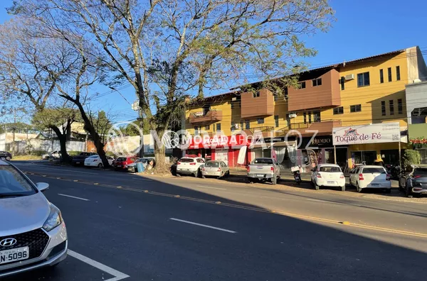 Prédio Comercial com 05 salas, 04 apartamentos para venda na Av. República Argentina