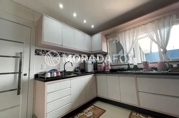 Sobrado com 03 quartos, semimobiliado, à venda no Jd. Curitibano